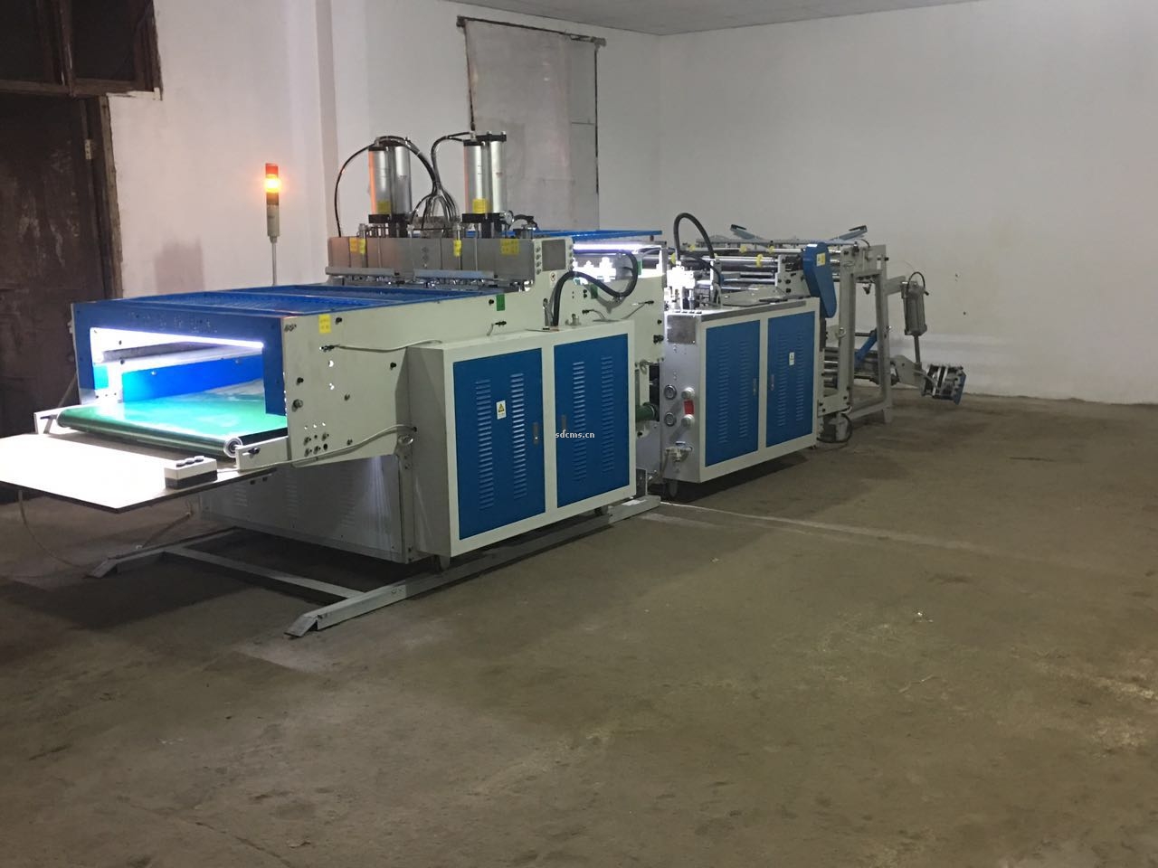 超高速制袋機 超市購物袋制袋機一、特點：本機以HDPE、LDPE筒膜為原料，是制作超市袋、背心袋、馬甲袋、市場袋的理想設(shè)備，本機具有節(jié)省人工、降低成本、一次成型、故障率低、產(chǎn)量高等特點，良好性能的色標(biāo)跟蹤儀，使封切長度更準(zhǔn)確，誤差更小。采用先進的電腦，長度調(diào)整方便，精確。