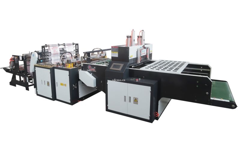 超高速制袋機 超市購物袋制袋機一、特點：本機以HDPE、LDPE筒膜為原料，是制作超市袋、背心袋、馬甲袋、市場袋的理想設(shè)備，本機具有節(jié)省人工、降低成本、一次成型、故障率低、產(chǎn)量高等特點，良好性能的色標(biāo)跟蹤儀，使封切長度更準(zhǔn)確，誤差更小。采用先進的電腦，長度調(diào)整方便，精確。